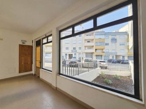 Loja para arrendamento na Urbanização Moinho do Guizo, Amadora