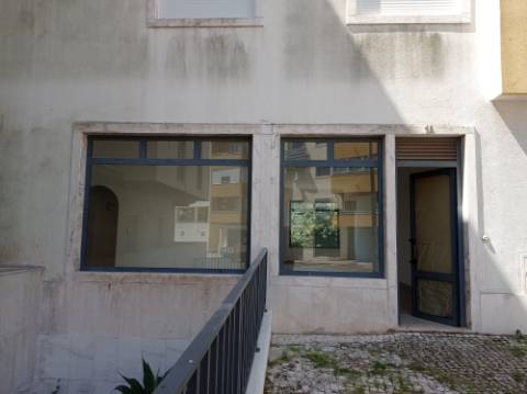 Loja para arrendamento na Urbanização Moinho do Guizo, Amadora