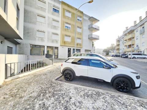 Loja para arrendamento na Urbanização Moinho do Guizo, Amadora