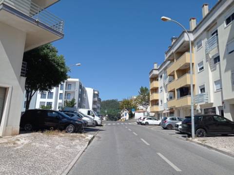 Loja para arrendamento na Urbanização Moinho do Guizo, Amadora