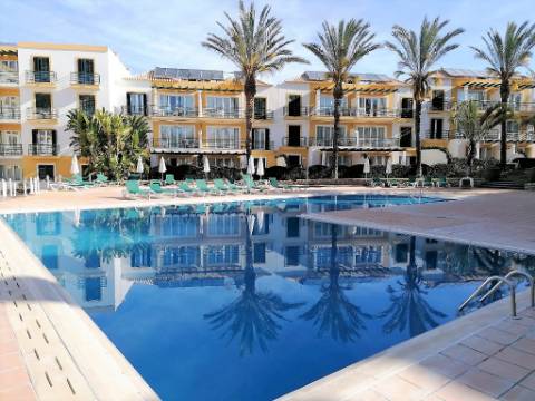 T2 Mobilado em Condomínio com Piscinas e Jardim - Tavira, Algarve, Portugal.