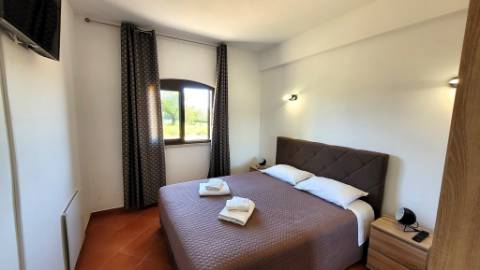 T2 Mobilado em Condomínio com Piscinas e Jardim - Tavira, Algarve, Portugal.