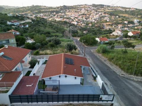 Moradia Térrea T2 com Vista Rio em Alhandra