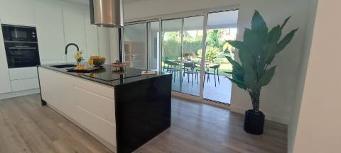 Moradia V4 - totalmente remodelada, na Herdade da Aroeira