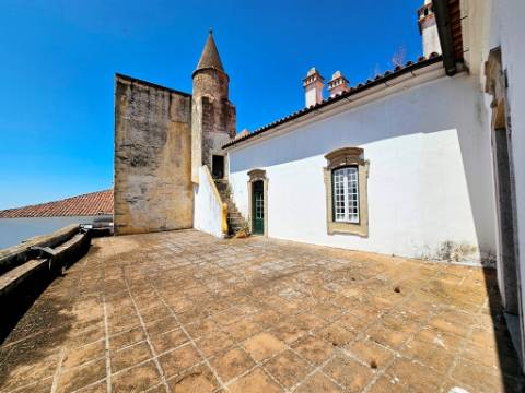 Nobre prédio apalaçado no centro de Évora
