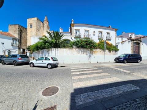 Nobre prédio apalaçado no centro de Évora