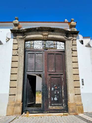 Nobre prédio apalaçado no centro de Évora