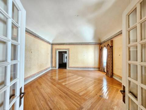 Nobre prédio apalaçado no centro de Évora