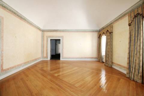 Nobre prédio apalaçado no centro de Évora