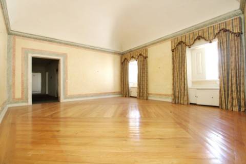 Nobre prédio apalaçado no centro de Évora