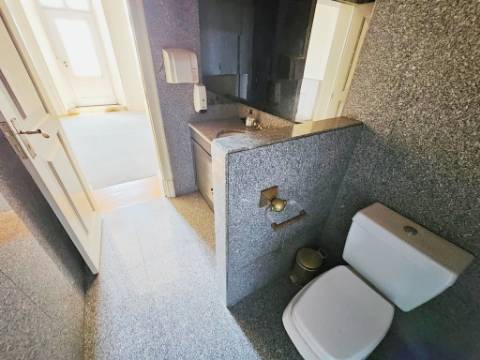 Nobre prédio apalaçado no centro de Évora