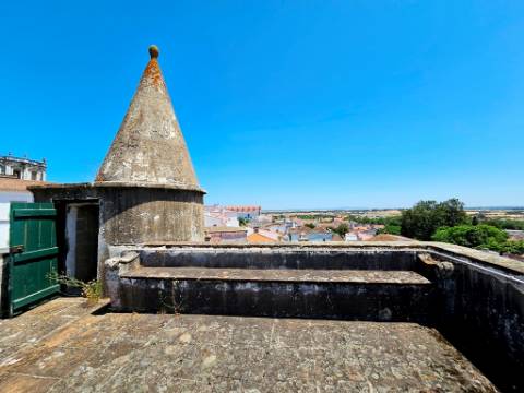 Nobre prédio apalaçado no centro de Évora