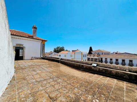 Nobre prédio apalaçado no centro de Évora