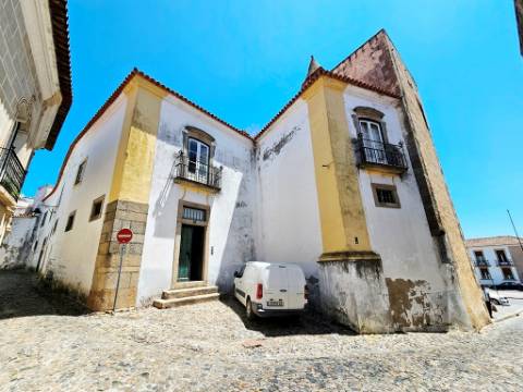 Nobre prédio apalaçado no centro de Évora