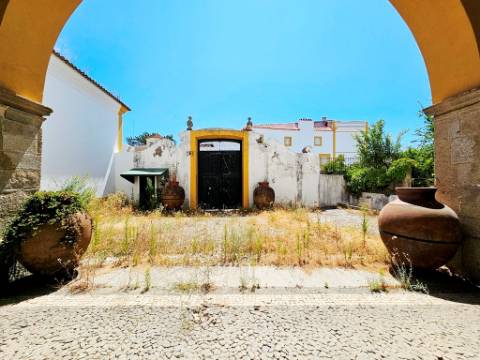 Nobre prédio apalaçado no centro de Évora