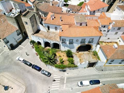 Nobre prédio apalaçado no centro de Évora