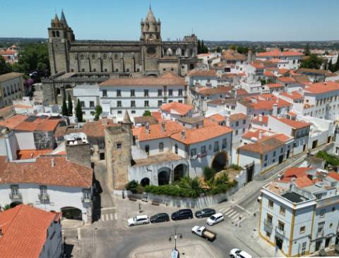 Nobre prédio apalaçado no centro de Évora