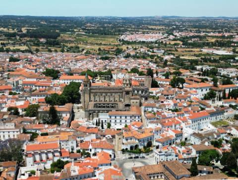 Nobre prédio apalaçado no centro de Évora