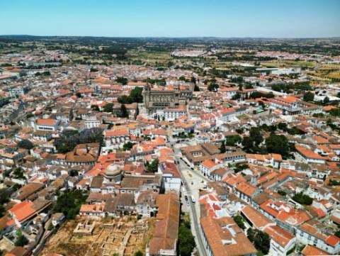 Nobre prédio apalaçado no centro de Évora