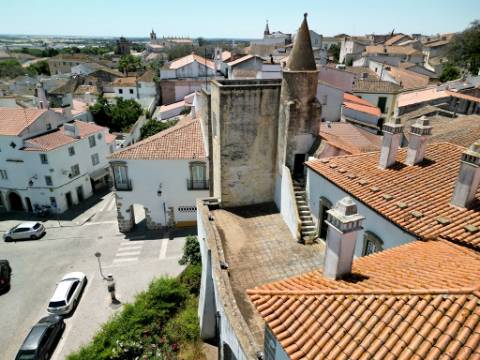 Nobre prédio apalaçado no centro de Évora
