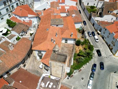 Nobre prédio apalaçado no centro de Évora