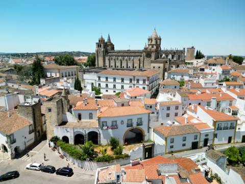 Nobre prédio apalaçado no centro de Évora