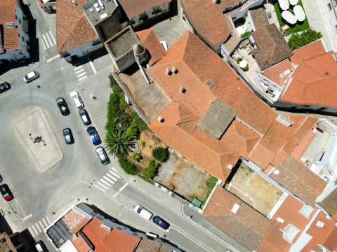 Nobre prédio apalaçado no centro de Évora