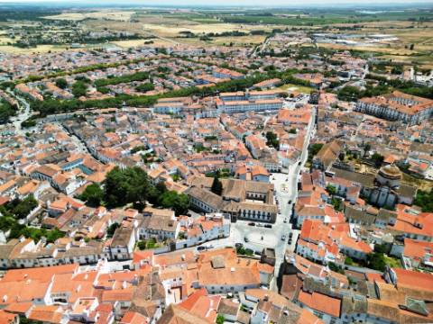 Nobre prédio apalaçado no centro de Évora