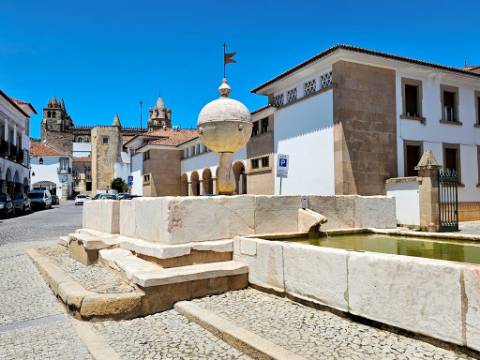 Nobre prédio apalaçado no centro de Évora