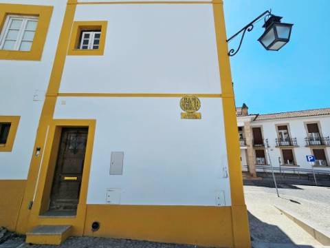 Nobre prédio apalaçado no centro de Évora