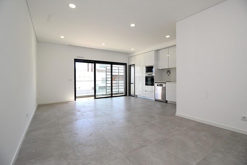 Viva a Elegância e o Conforto: Apartamento T2 Moderno a Passos da Praia de Cabanas de Tavira!