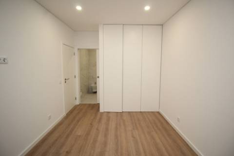 Viva a Elegância e o Conforto: Apartamento T2 Moderno a Passos da Praia de Cabanas de Tavira!