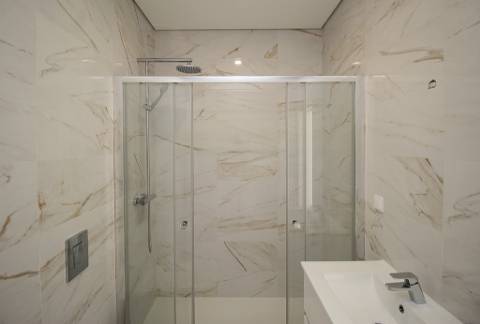 Viva a Elegância e o Conforto: Apartamento T2 Moderno a Passos da Praia de Cabanas de Tavira!