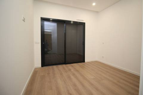 Viva a Elegância e o Conforto: Apartamento T2 Moderno a Passos da Praia de Cabanas de Tavira!