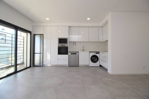 Viva a Elegância e o Conforto: Apartamento T2 Moderno a Passos da Praia de Cabanas de Tavira!