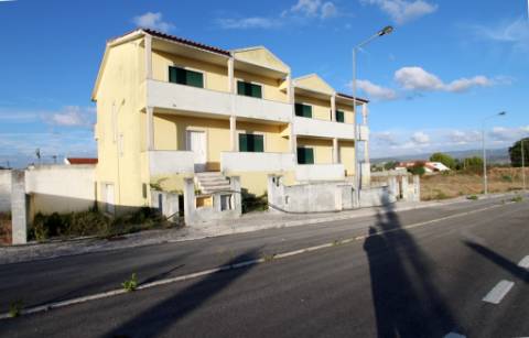 Moradia inacabada em Valado dos Frades, Nazaré