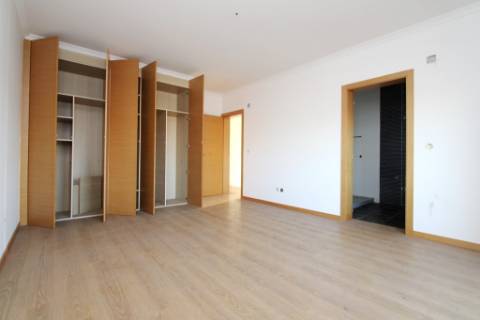 Moradia inacabada em Valado dos Frades, Nazaré