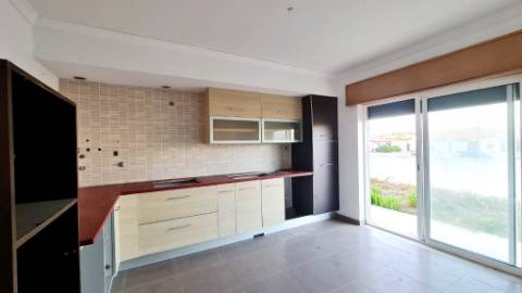 Moradia inacabada em Valado dos Frades, Nazaré