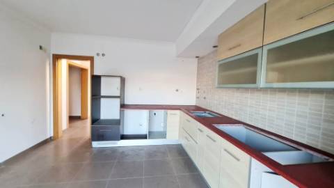 Moradia inacabada em Valado dos Frades, Nazaré