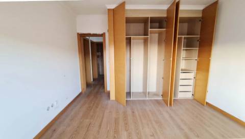 Moradia inacabada em Valado dos Frades, Nazaré