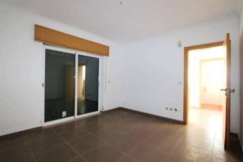 Moradia inacabada em Valado dos Frades, Nazaré