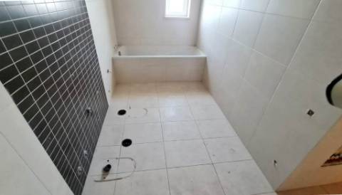 Moradia inacabada em Valado dos Frades, Nazaré