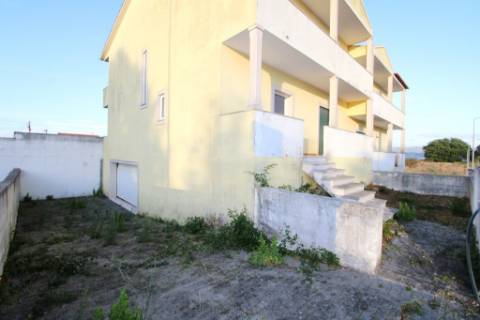 Moradia inacabada em Valado dos Frades, Nazaré