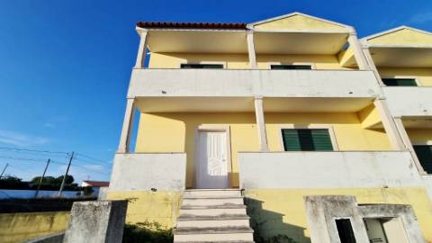 Moradia inacabada em Valado dos Frades, Nazaré