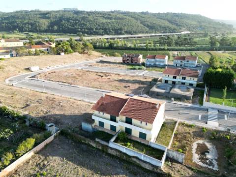 Moradia inacabada em Valado dos Frades, Nazaré