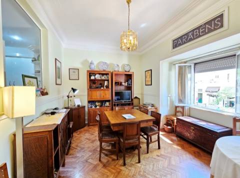 Apartamento T4+1, junto à Gulbenkian, nas Avenidas Novas, em Lisboa