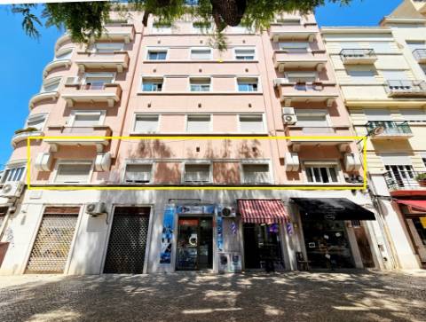 Apartamento T4+1, junto à Gulbenkian, nas Avenidas Novas, em Lisboa