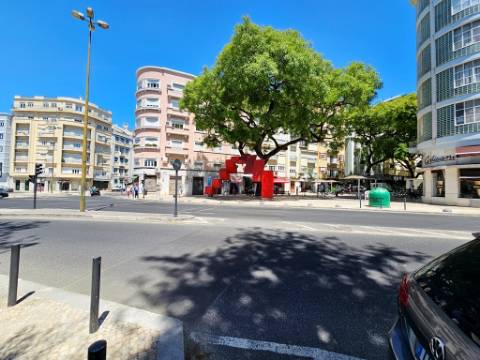 Apartamento T4+1, junto à Gulbenkian, nas Avenidas Novas, em Lisboa