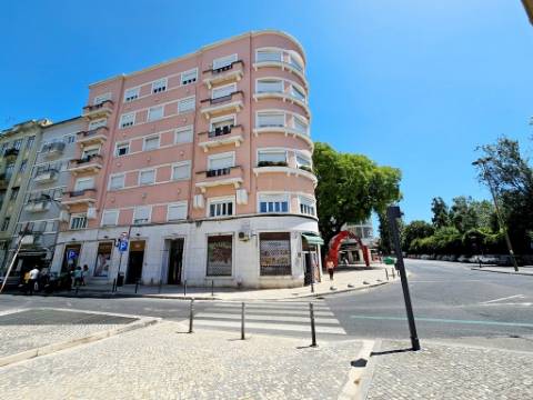 Apartamento T4+1, junto à Gulbenkian, nas Avenidas Novas, em Lisboa