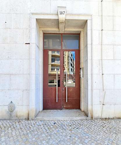 Apartamento T4+1, junto à Gulbenkian, nas Avenidas Novas, em Lisboa